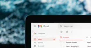 Bei Gmail und vielen anderen Mail-Programmen lassen sich Signaturen erstellen.